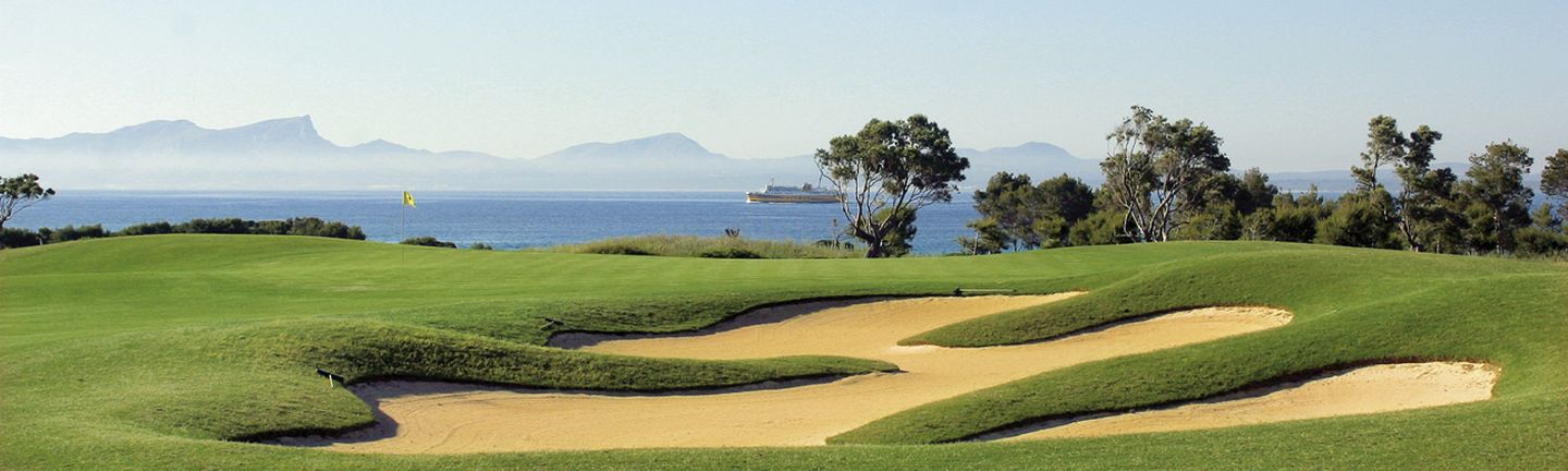 Golfen auf Mallorca mit Meerblick am Green des Golfplatz Alcanada – Universal Mallorca Travel