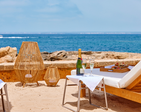 Universal Mallorca Travel Universal Hotel Cabo Blanco Colonia Sant Jordi Liegestühle Liegen Sonnenschirme Sonnenschirme Meer Paar im Pool Abenddaemmerung