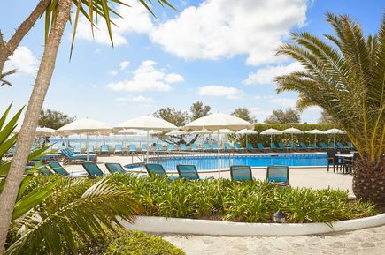 Universal Mallorca Travel Universal Hotel Castell Royal Canyamel Pool Liegen Meerblick Palmen