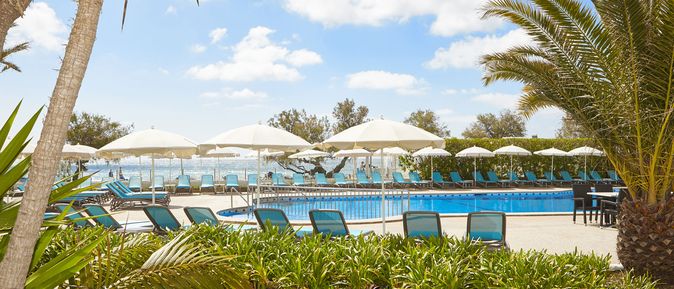 Universal Mallorca Travel Universal Hotel Castell Royal Canyamel Pool Liegen Meerblick Palmen