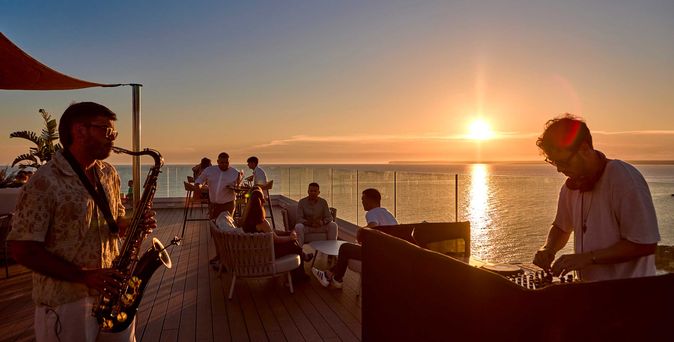 Blick von der Sky Bar 7e Cel auf den Sonnenuntergang an der Südküste