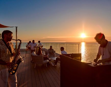 Blick von der Sky Bar 7e Cel auf den Sonnenuntergang an der Südküste