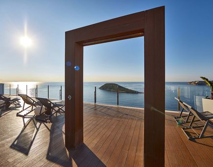Blick von der Sky Bar auf die Illa de la Porrassa Duschen auf der Terrasse