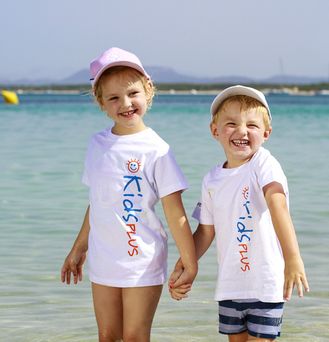 Universal Mallorca Ferien Kinder All inclusive Kids Plus Kinder im Wasser lachen
