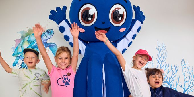 Universal Mallorca Travel Universal Hotel Romantica Colonia Sant Jordi Pop das Tintenfischmaskottchen Familienferien