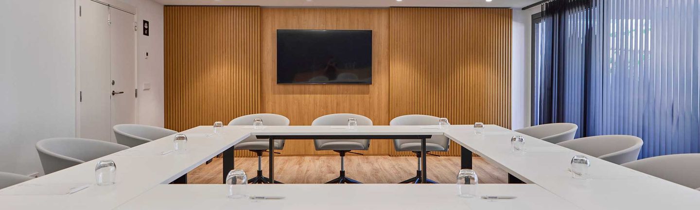 MICE-Infrastruktur Mallorca: Moderner Seminarraum mit Meerblick und Tagungstechnik im Universal Hotel Lido Park & Spa.