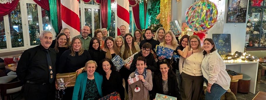Universal Mallorca Travel Universal Weihnachtsessen Team Vaduz Agent Sales Frohe Festtage