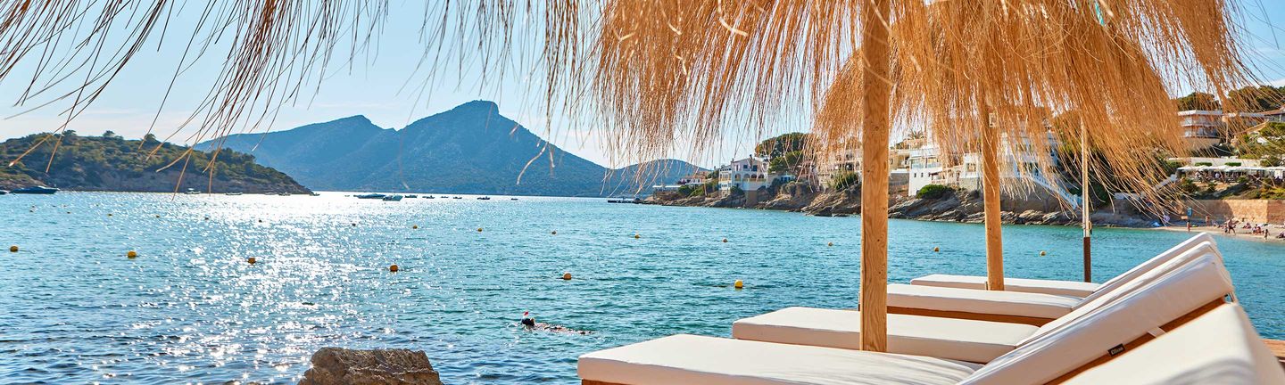 Universal Mallorca Travel universal Hotel Aquamarin Plattform Liegestühle Sonnenschirme Dragonera Abflüge ab Graz Innsbruck Klagenfurt Linz Salzburg Wien
