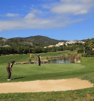 Abschlag am Loch 6 Green Frau auf dem Golfplatz Golf de Andratx Mallorca