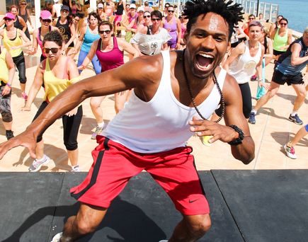 Universal Mallorca Travel Zumba auf Mallorca Zumba am Meer Tanzen Fitness Musik Zumba Fitness Camp Perfect Tours Ladies am Tanzen 