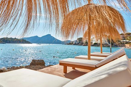 Universal Hotel Aquamarin Sant Elm Liegen Liegestühle Sonnenschirme Blick auf Sa Dragonera Meer