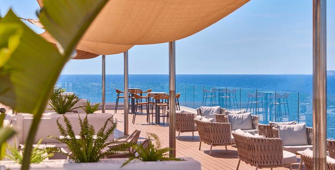 Blick von der Sky Bar 7e Cel aufs Meer - Südküste