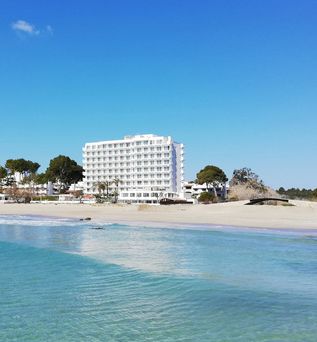 Universal Mallorca Travel Universal Hotel Castell Royal **** Canyamel 4 Sterne Hotel am Meer direkt am strand blauer Himmel Meer