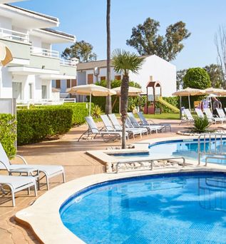 Universal Mallorca Travel Universal Aparthotel Elisa Playa de Muro Alcudia Pool Liegen 