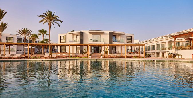 Universal Mallorca Travel Universal Grand León & Spa Colonia Sant Jordi Pool Palmen