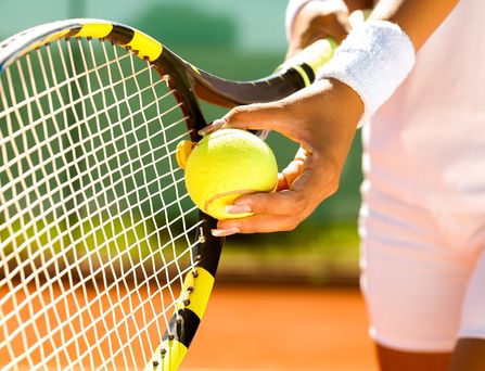 Universal Mallorca Travel Tennis spielen auf Mallorca Tennisschläger Tennisbald Aufschlag