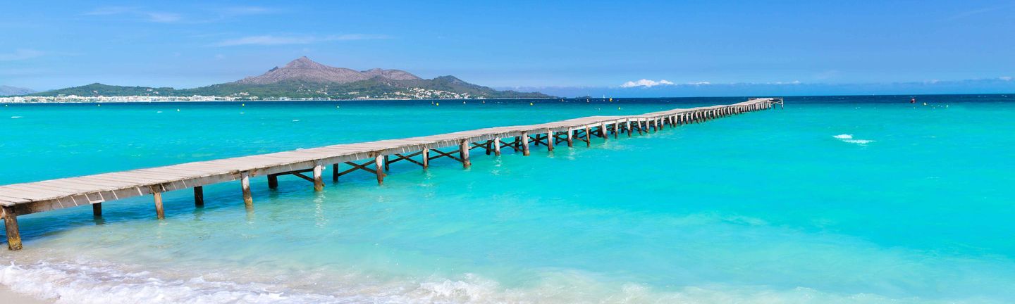 Universal Mallorca Travel Strand Steg Meer Berge am Horizont Himmel Playa de Muro Alcudia 