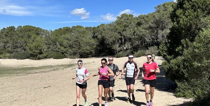 Universal Mallorca Travel Laufsportwochen Mega Joul Gruppe Wald Sand blauer Himmel