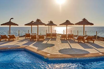 Universal Hotel Cabo Blanco Colonia Sant Jordi Liegen Liegestühle Sonnenschirme Pool Sonnenuntergang