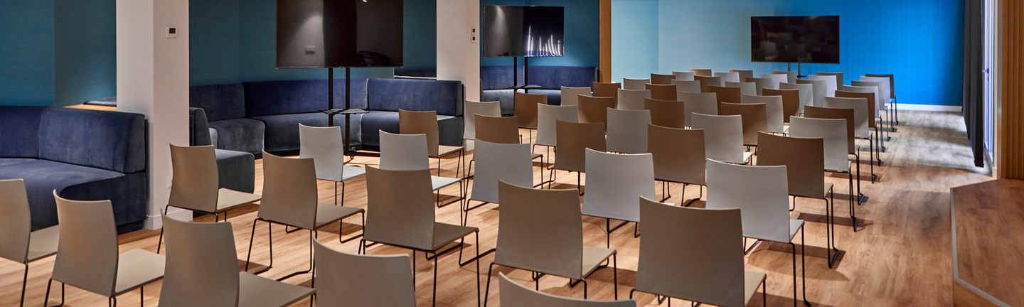 MICE-Infrastruktur Mallorca: Moderner Seminarraum mit Meerblick und Tagungstechnik im Universal Hotel Lido Park & Spa.