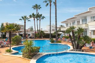 Universal Mallorca Ferien Universal Aparthotel Elisa Playa de Muro Pool Palmen Liegen 