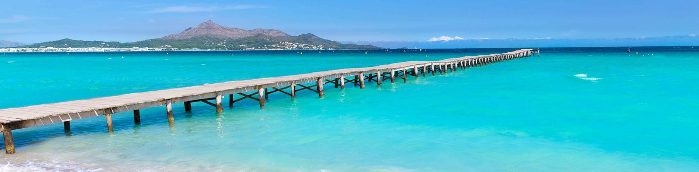 Universal Mallorca Travel Playa de Muro Alcudia Strand Steg Meer Berg