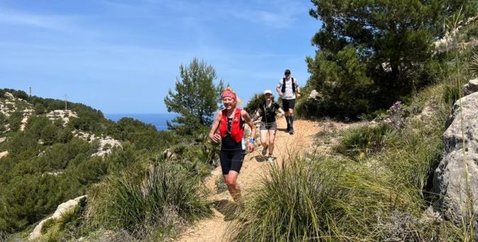 Universal Mallorca Travel Laufsportwochen Mega Joul Gruppe Wald Sand blauer Himmel