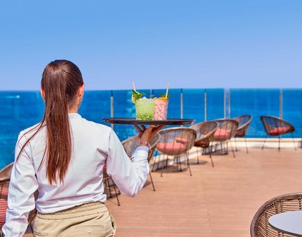 Drink in der Sky Bar 7e Cel mit Blick aufs Meer