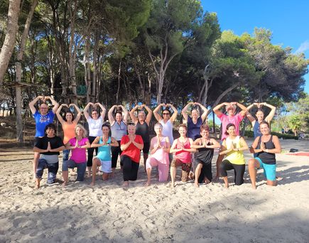 Universal Mallorca Travel Yoga auf Mallorca Universal hotel lido park & spa paguera peguera yoga yogareise vinyasaflow hathayoga poweryoga meditation body toning rückenfit yoga am meer yoga am strand themenreise