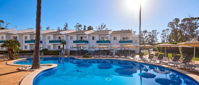 Universal Mallorca Travel Universal Aparthotel Elisa Playa de Muro Pool Palmen Liegen 