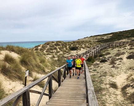 Laufsport Trail Mallorca Steg Meer
