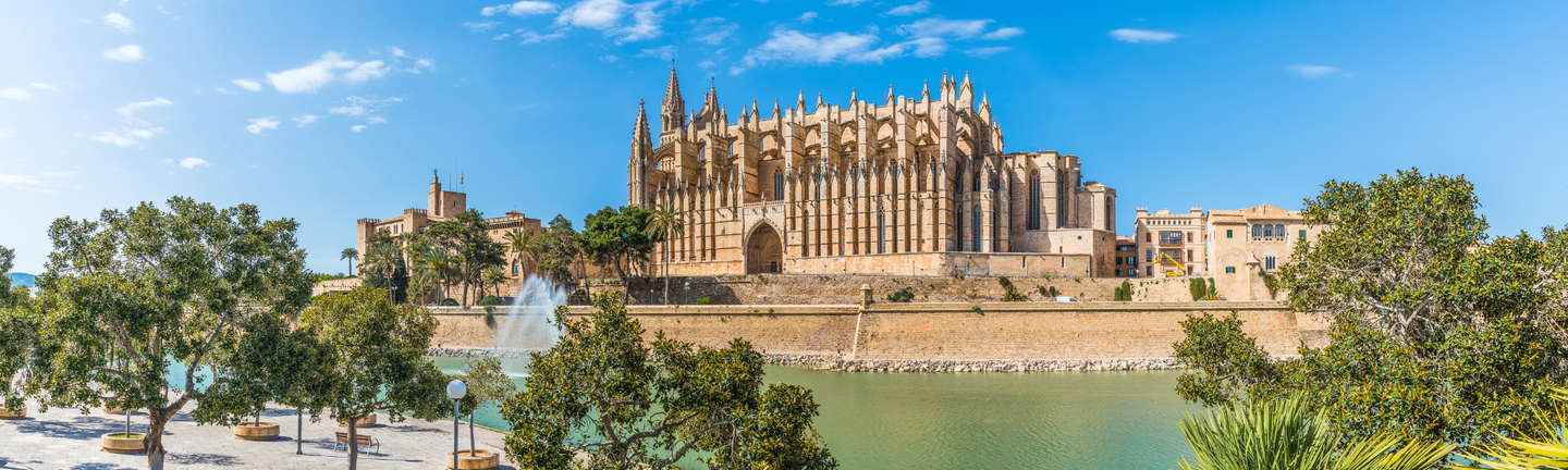 Universal Mallorca Ferien Palma de Mallorca Kathedrale La Seu Winter Nacht Städtetrip