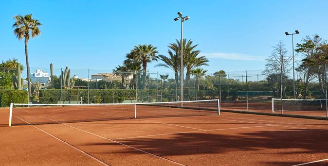 Universal Mallorca Travel Universal Grand León & Spa Colonia Sant jordi Tennis Tennisplatz mit Flutlicht Palmen