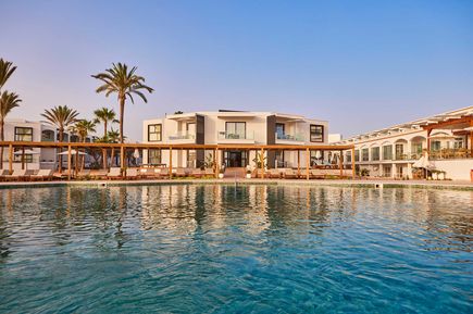 Universal Mallorca Travel Universal Grand Leon & Spa Colonia Sant Jordi 5 Sterne direkt am Meer Pool Liegen Meerblick