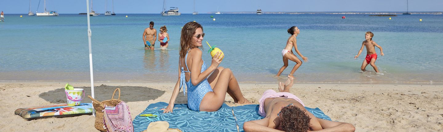 Universal Mallorca Travel Familie Strand planschen geniessen